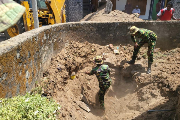 மட்டக்களப்பில் பரபரப்பு; பாடசாலை காணியில் கைக் குண்டுகள் | Hand Grenades Found On Eravur School Grounds
