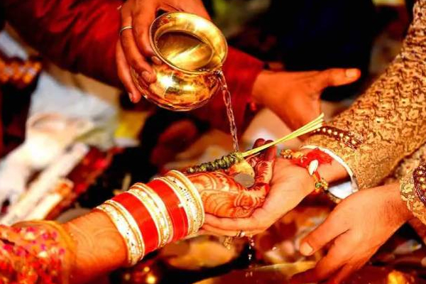 19 வயதான இளம் பெண்ணை திருமணம் செய்த 70 வயது முதியவர்! | 70 Year Old Man Married A 19 Year Old Young Woman