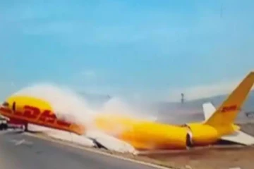 தரையிறங்கும்போது  துண்டாக உடைந்த விமானம் : வைரலாகும் அதிர்ச்சி வீடியோ