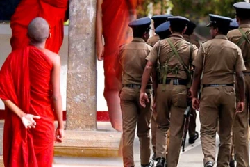 காவல்துறை உத்தியோகத்தரை குத்தி கொன்ற பௌத்த பிக்கு!