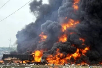 நைஜீரிய எண்ணெய் ஆலையில் குண்டு வெடிப்பு - 2 பேர் பரிதாப பலி