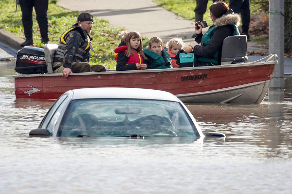 100 ஆண்டுகளில் இல்லாத அளவில் கனடாவை புரட்டிப்போட்ட இயற்கையின் சீற்றம்...  அப்புறப்படுத்தப்பட்ட  10,000 பொதுமக்கள்! | Declaration Of Emergency In Canada