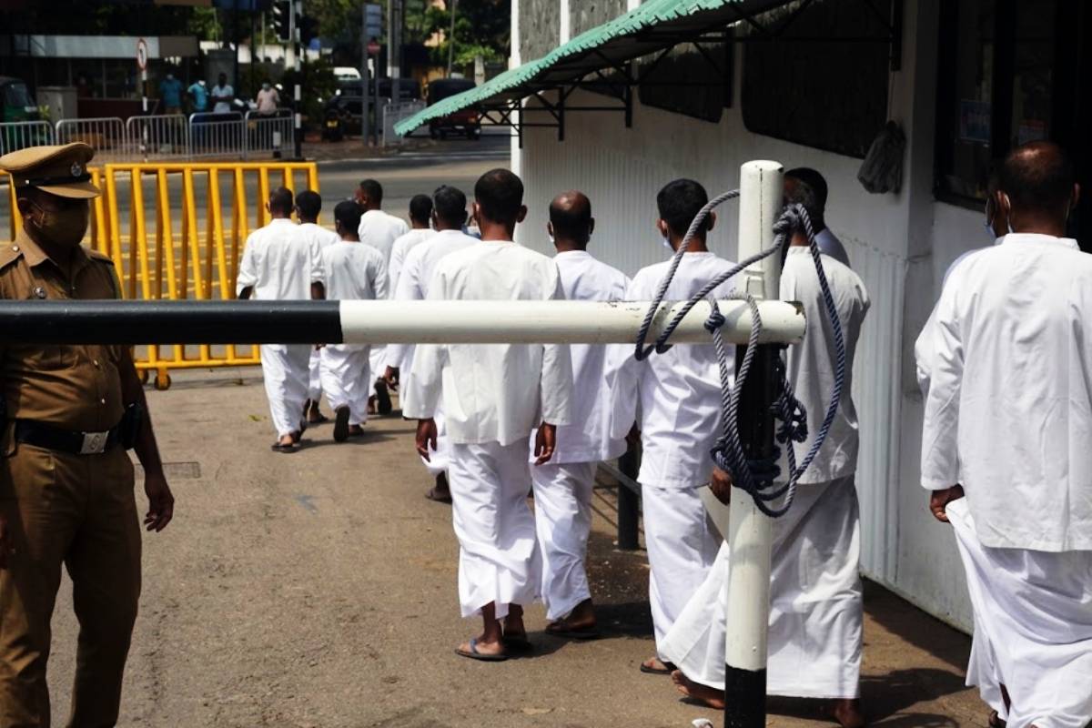 மதத் தலைவர்களுக்கான சிறை உடை: அரசின் திட்டத்திற்கு ஐ.தே.க கடும் கண்டனம் | Unp Condemns Govt S Decision Religious Leaders
