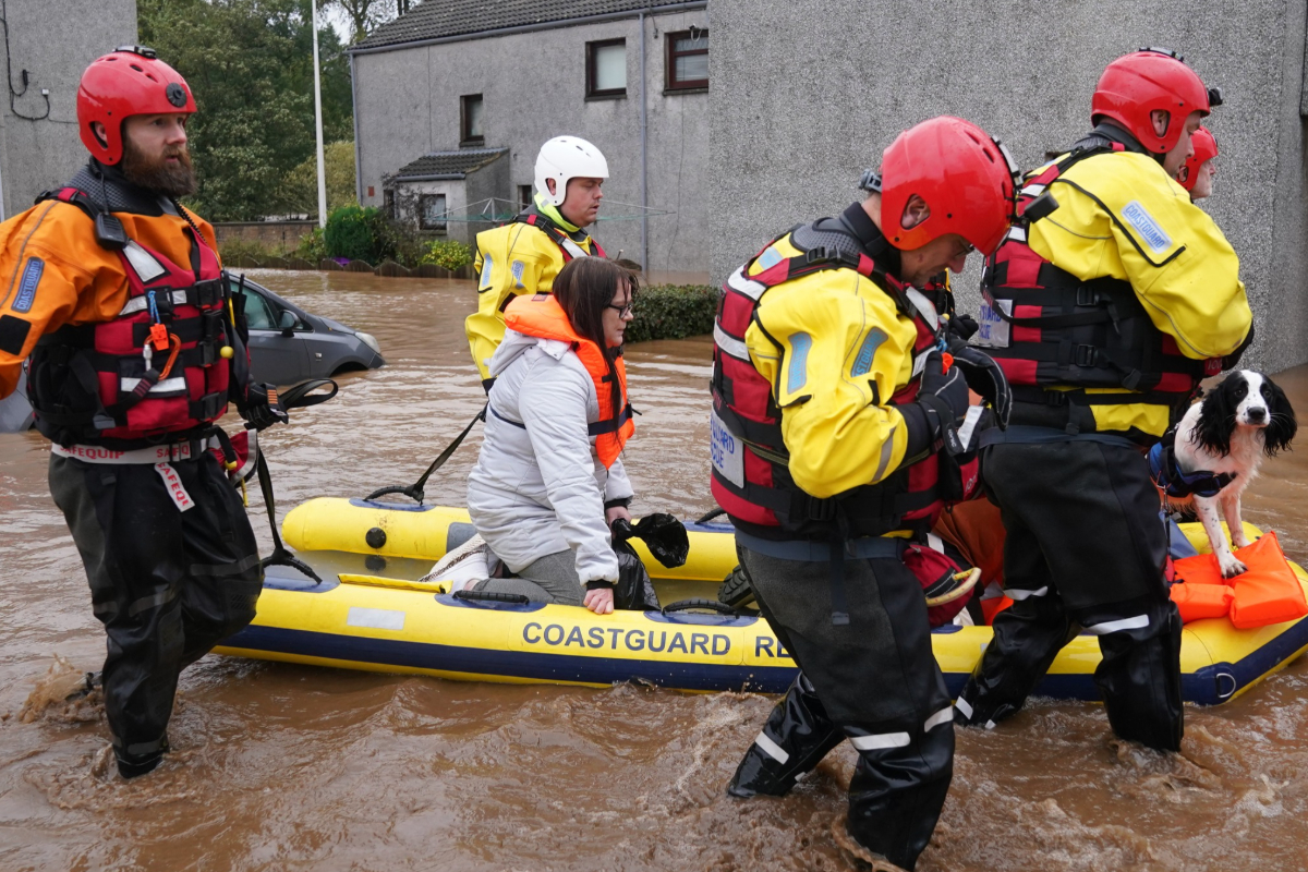 பிரித்தானியாவைத் தாக்கிய Boelo புயல்; இருவர் உயிரிழப்பு | Storm Babet Hits Britain Two People Dead பிரித்தானியாவைத் தாக்கிய Boelo புயல்; இருவர் உயிரிழப்பு | Storm Babet Hits Britain Two People Dead