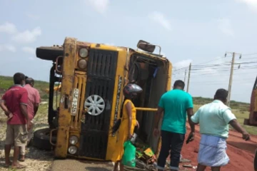 மன்னார் - மதவாச்சி வீதியில் விபத்து! சாரதி படுகாயம்!