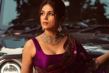 ஷ்ரத்தா தாஸ் சேலையில் அழகிய போட்டோஷூட்