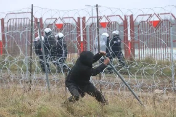 ரேசர் கம்பி தடுப்பு வேலி... அகதிகள், புகலிடம் கோருவோர் மீது பிரித்தானியாவின் கோர முகம்