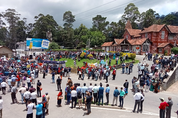 கோ கோட்டா ஹோம்! பதுளை- நுவரெலிய,இரத்தினபுரி மக்களின் குரல்களும் இணைந்தன (photos) | Badulla Nuwara Eliya Protests
