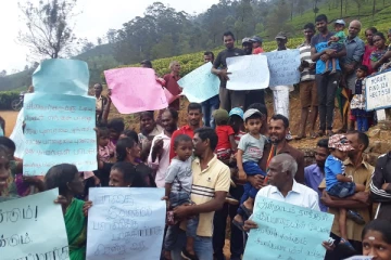 வீதியை புனரமைத்து தருமாறு கோரி மக்கள் போராட்டம் (Video)