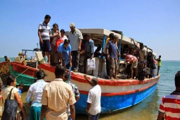 இலங்கையின் நடு கடலில் 35 பேரை காப்பாற்றிய கடற்படை