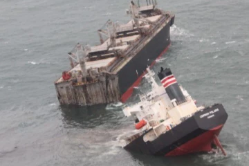 இரண்டாக பிளந்து கடலில் மூழ்கிய சரக்கு கப்பல்! எங்கே.. என்ன நடந்தது? வெளியான பரபரப்பு காட்சி