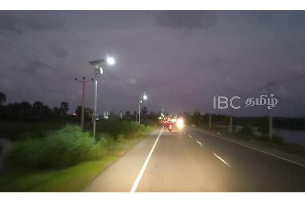 யாழ்ப்பாணத்தில் இப்படியும் ஒரு கொள்ளை - கம்பத்துடன் அறுத்து எடுக்கப்பட்ட வீதி மின் விளக்குகள் | Such A Robbery In Jaffna