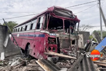 ප්‍රධාන මාර්ගයේ බස් දෙකක් ගැටී දරුණු අනතුරක් - 25ක් රෝහලට