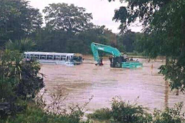 69 பேருடன் மீட்கப்பட்ட பேருந்து ; யாழ்ப்பாண மாவட்ட அரசாங்க அதிபர் வெளியிட்ட தகவல் | Bus That Was Rescued With 69 People 69 பேருடன் மீட்கப்பட்ட பேருந்து ; யாழ்ப்பாண மாவட்ட அரசாங்க அதிபர் வெளியிட்ட தகவல் | Bus That Was Rescued With 69 People