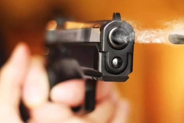 தகாத உறவால் மனைவியை துப்பாக்கியால் சுட்ட கணவன்; பொலிஸார் அதிர்ச்சி