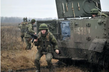 முன்னேறும் ரஷிய படைகள்; தலைநகரை பாதுகாக்க ஆயுதங்களுடன் களமிறங்கிய  உக்ரைன் மக்கள்