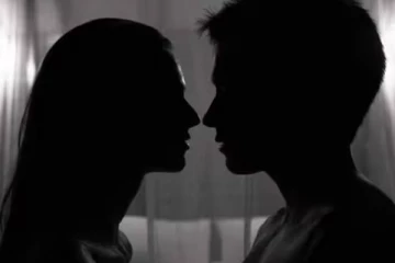 20 வயது மாணவனுடன் 35 வயது பேராசிரியை தகாத உறவு; 2 முறை கர்ப்பம் - விளாசிய நீதிபதி!