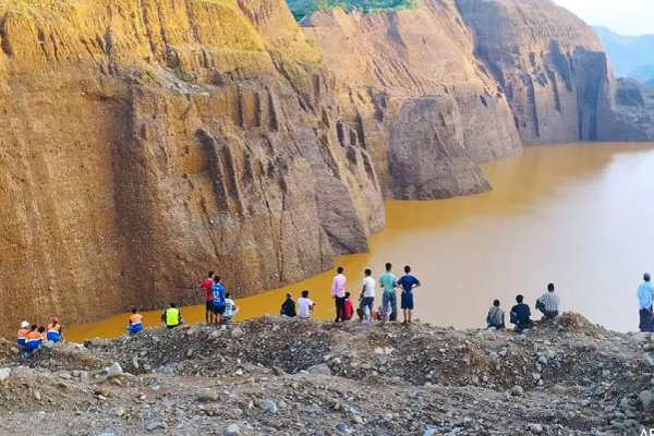 வெளிநாடொன்றில் இடிந்து விழுந்த சுரங்கம்: 15 பேர் பரிதாபமாக உயிரிழப்பு! | Two Killed 8 Injured In Mine Collapse In Myanmar
