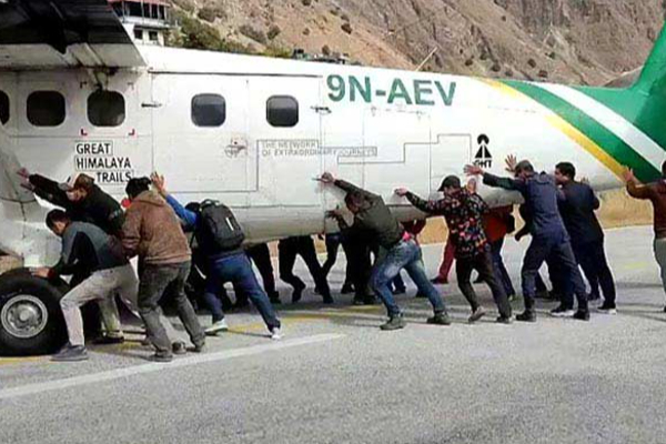 டயர் பஞ்சராகி நின்ற விமானம் - கைகளால் தள்ளிய ஊழியர்கள் - வைரலாகும் வீடியோ | Plane Tire Puncture Video Goes Viral