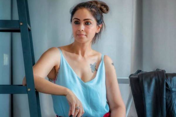 நடிகை சிம்ரனின் மகனா இவர், வெளிநாட்டில் குடும்பத்துடன் பிரபலம் எடுத்த போட்டோ- அவரது மூத்த மகனா இது? | Actress Simran Re Creates Family Memory