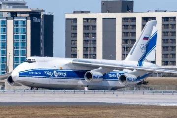 கனடாவில் ரஷ்ய விமானத்திற்கு பெருந்தொகை பார்க்கிங் கட்டணம் விதிப்பு