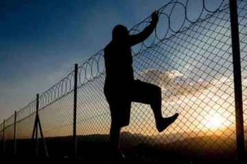 நேற்று பொலிஸாரிடம் சிக்கிய துப்பாக்கிதாரி இன்று தப்பியோட்டம்