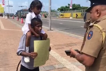 இலங்கையில் தன் பிள்ளையின் கல்விக்காக போராடும் தாய்!