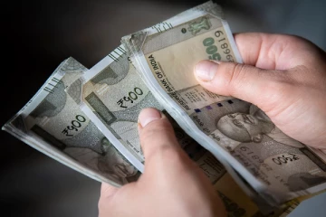 ரோட்டில் சிதறி கிடந்த ரூ1.80 லட்சம், தம்பதி செய்த செயல் - அந்த மனசு தான் சார் கடவுள்!