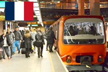 பிரான்சில் மெட்ரோ ரயிலில் பயணிகளை கத்தியால் தாக்கிய வெளிநாட்டவர்., 4 பேர் காயம்