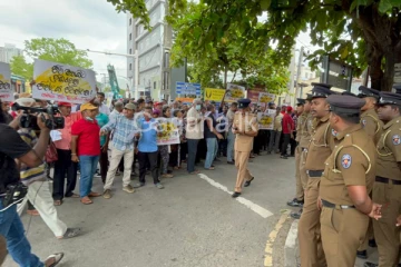 මැතිවරණ කාර්යාලය හරස් කරමින් ජවිපේ පාරට බසී. (VIDEO)