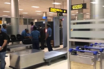 விமானநிலையத்தில் 30,000 வெளிநாட்டு சிகரட்டுகள் பறிமுதல்