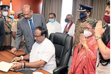 அமைச்சரவையில் ஹிட்லர்! ஆளுங்கட்சி உறுப்பினர் போர்கொடி