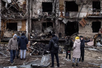 ரஷ்ய துருப்புக்களிடம் கண்ணீர் மல்க உக்ரைனியர்கள் எழுப்பிய கேள்வி!