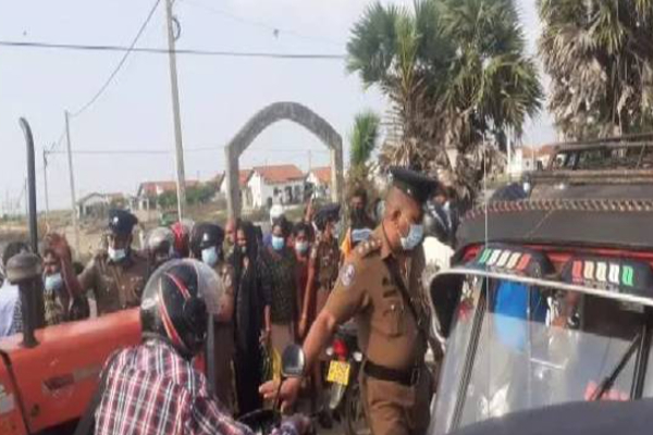 யாழில் குடிநீர் பிரச்சினைக்கு தீர்வுகோரி மக்கள் வீதிமறியல் போராட்டம் | People Protest Drinking Water Problem Jaffna