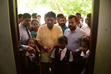 மன்னாரில் இலத்திரனியல் வகுப்பறைகளை திறந்து வைத்த சஜித்