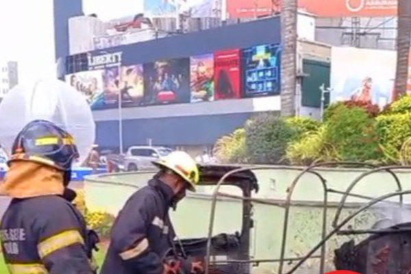 கொழும்பில் திடீரென தீப்பற்றி எரிந்த முச்சக்கரவண்டி | Three Wheeler Suddenly Catches Fire In Colombo