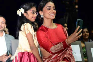 வித்தியாசமான ஜாக்கெட் அணிந்து புடவை கட்டிவந்த ஸ்ரேயா சரண்