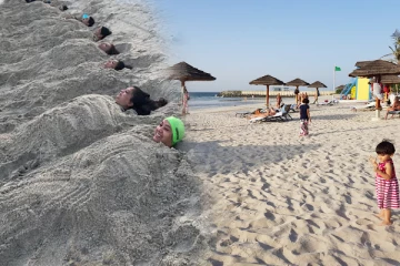 சார்ஜாயாவில் பிரபலமாகும் மணல் குளியல்