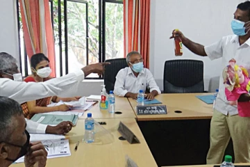 சாராயப் போத்தலுடன் சபைக்கு சென்ற பிரதேசசபை உறுப்பினரால் பரபரப்பு!