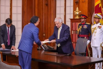 புதிய ஆளுநரை நியமித்த ரணில் (Photos)