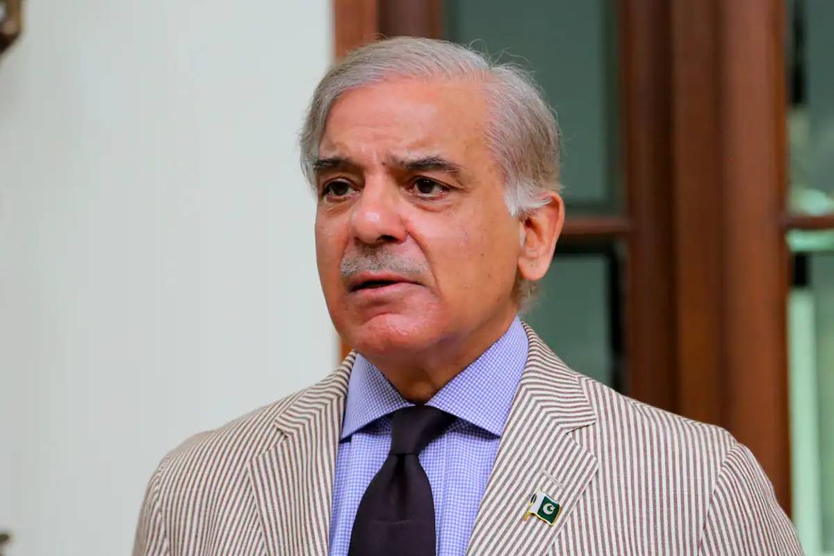 எரிபொருள் நெருக்கடி... அரசு நிறுவனங்களில் 30 சதவீத சம்பளம் குறைக்கும் ஆசிய நாடொன்று | Fuel Crisis Salary Cuts Pak Firms