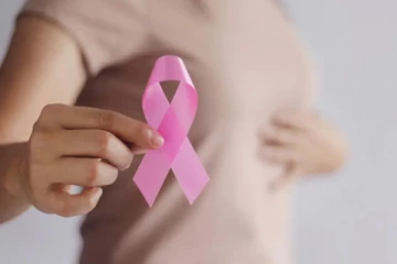 பெண்களை அதிகமாக பாதிக்கும் மார்பகப் புற்றுநோய்! சுய பரிசோதனை செய்வது எப்படி?