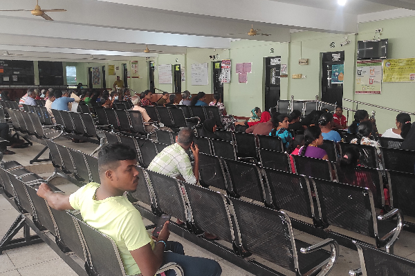 வைத்தியர்கள் வேலை நிறுத்தத்தால் மருத்துவமனை ஸ்தம்பிதம்! | Hospital Is At A Standstill Due To Doctors Strike