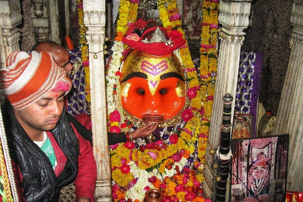 மதுவை பிரசாதமாக அளிக்கும் கோவில் - இந்தியாவில் நீடிக்கும் மர்ம சம்பவம்! | Drunken God Of India Whiskey As Prasad மதுவை பிரசாதமாக அளிக்கும் கோவில் - இந்தியாவில் நீடிக்கும் மர்ம சம்பவம்! | Drunken God Of India Whiskey As Prasad