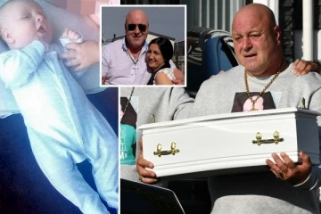 குழந்தையை சுமந்த கைகளில் குழந்தையின் சவப்பெட்டியை சுமக்கும் தந்தை... தாயால் குத்திக்கொல்லப்பட்ட குழந்தைக்கு இறுதிச்சடங்கு