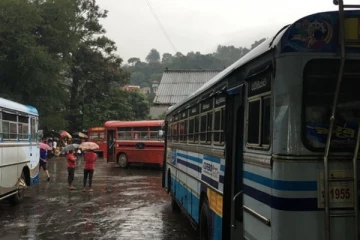 பஸ் சக்கரத்தில் சிக்குண்டு பெண் உயிரிழப்பு