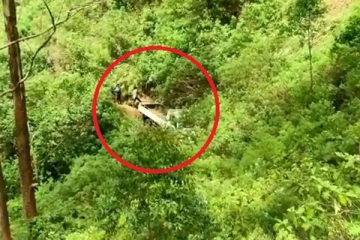 ලොරියක් ප්‍රපාතයට පෙරලෙයි.. 14ක් රෝහලේ…