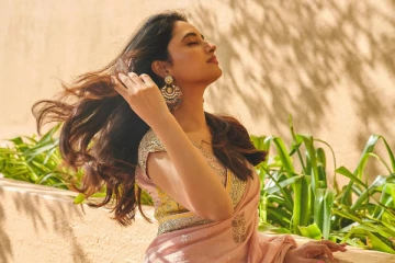 பிரியங்கா மோகன் சேலையில் கியூட் போஸ்