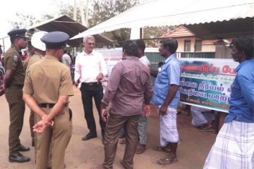 தொடர்ந்து போராட்டத்தில் ஈடுப்படும் முல்லைத்தீவு கடற்தொழிலாளர்கள்(VIDEO)