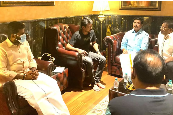 உதயநிதி ஸ்டாலினுடன் அண்ணாமலை திடீர் சந்திப்பு..! - தமிழ்நாடு